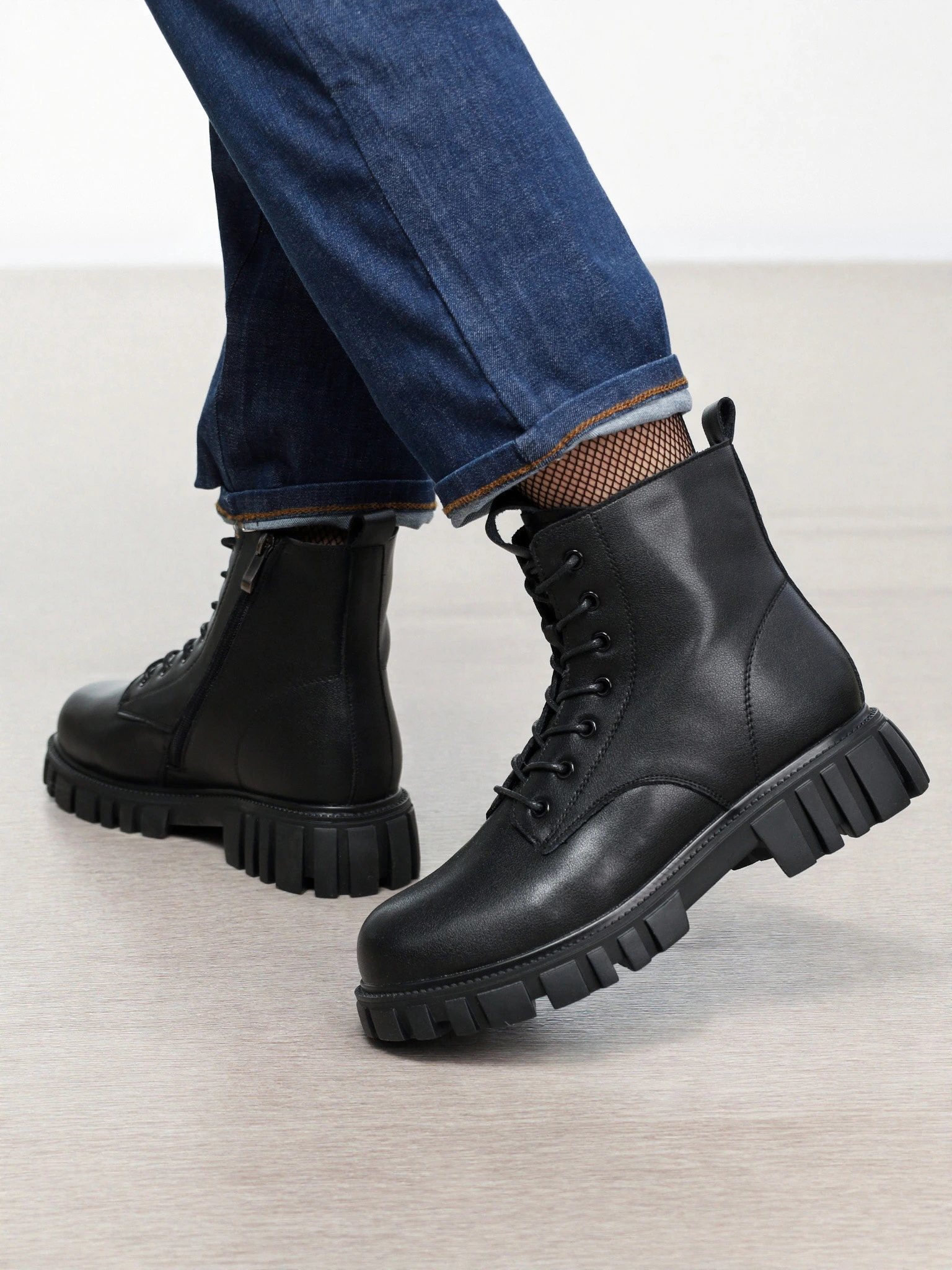 Ботинки черного цвета на рельефной подошве